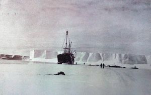 Le brise-glace Polarhav dans la baie Léopold III en décembre 1957. Source : Gerlache, Retour au pôle Sud, 1960.