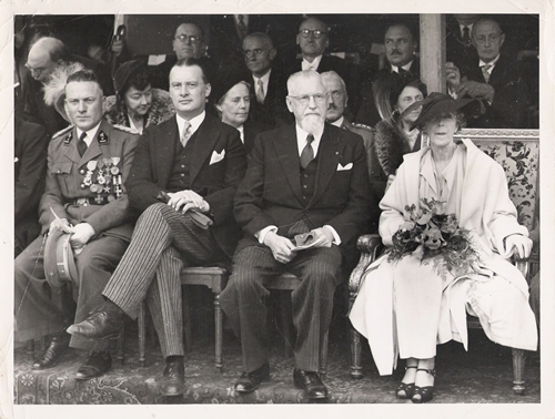 File:Gasten bij de inhuldiging van het monument.jpeg